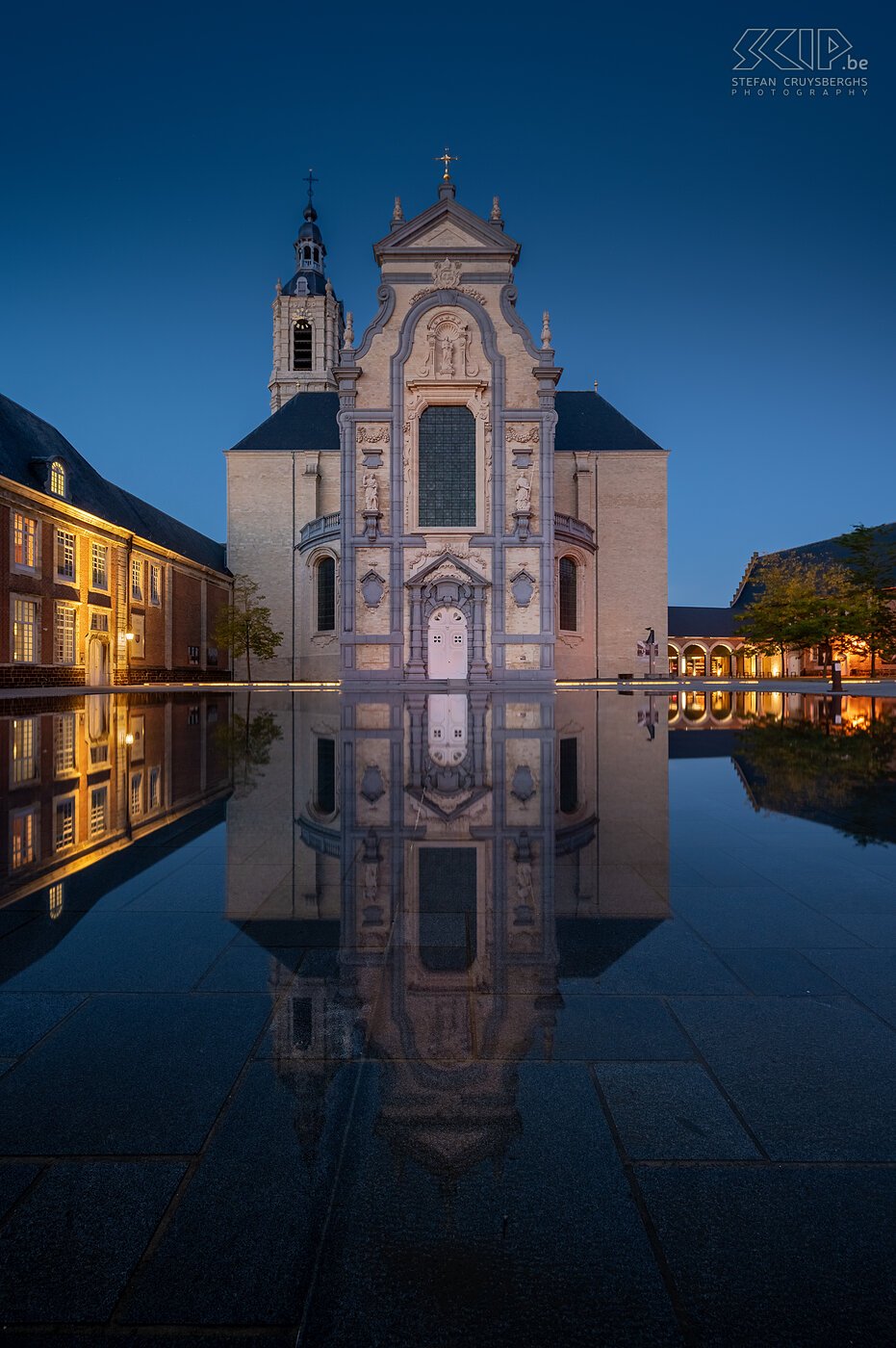 Hageland by night - Abdijkerk van Averbode Een heel bekende plaats in onze stad Scherpenheuvel-Zichem is de Abdij van Averbode, een Norbertijnen abdij die rond 1134 werd gesticht. Gedurende de 20ste eeuw was de abdij een toonaangevende uitgeverij voor kinderboeken en educatieve tijdschriften (Zonnestraal, Zonneland, Vlaamse filmpjes, …) in België. In 2012 werd de binnenplaats gerenoveerd en nu weerspiegelt een ondiepe plas er de omliggende gebouwen en de barokke kerk. Ik heb de abdij al vaak bezocht tijdens het blauwe uur om er wat nacht foto's te maken.<br />
 Stefan Cruysberghs